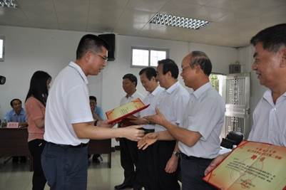 为每位学员选派校外导师。图为公司党委书记李大胜为广州市原常务副市长、公司兼职教授苏泽群博士等22位到会的校外导师代表颁发聘书